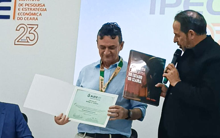 Alece concede Certificado de Honra ao Mérito a Alfredo Pessoa